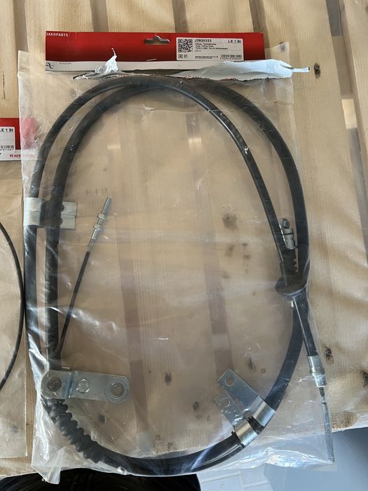 Трос ручного гальма задній правий J3930333 Jakoparts (597703E400)