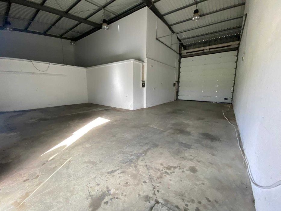 Armazém com Escritórios e Logradouro na Moita - Carvalhinho