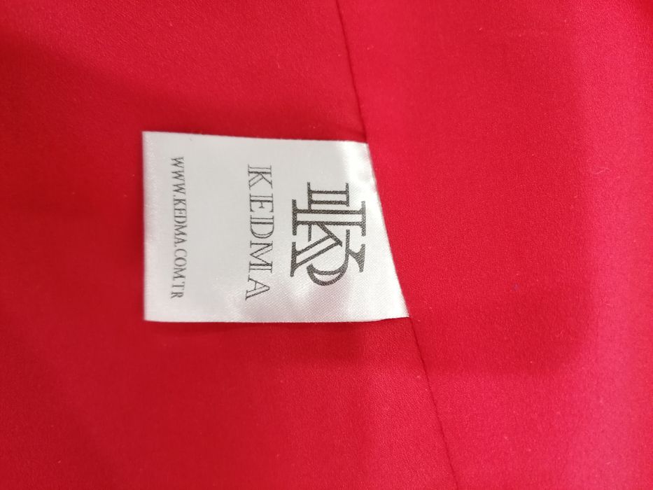 Дужє яскраве плаття на підкладці та на плечіках