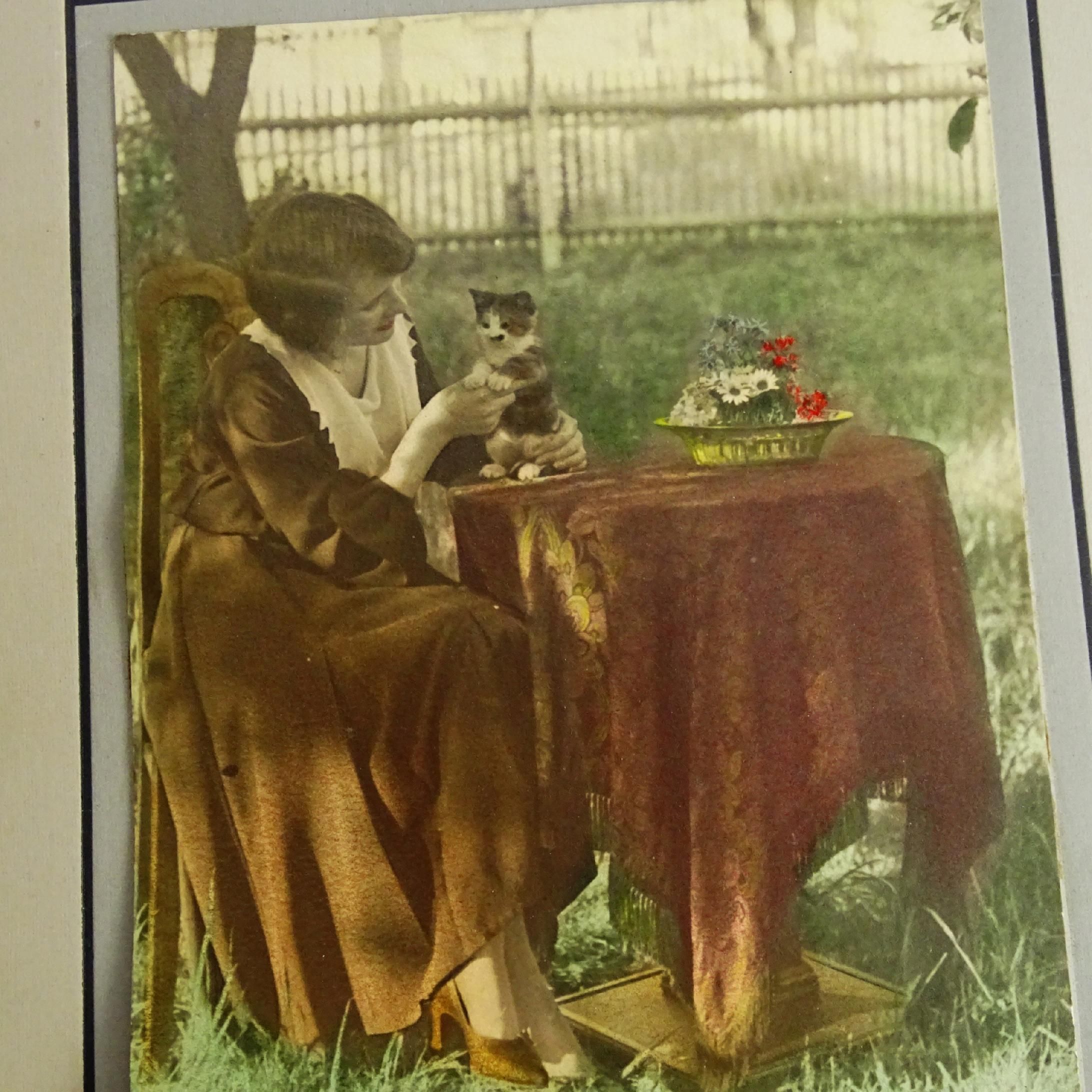 przedwojenna koloryzowana fotografia zdjęcie kobieta i kot