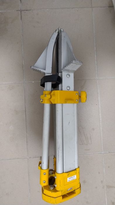 Тринога, штатив для нівеліра