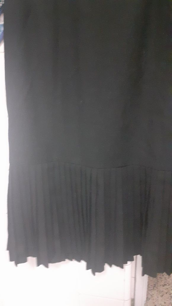 Saia preta com barra plissada linda forrada