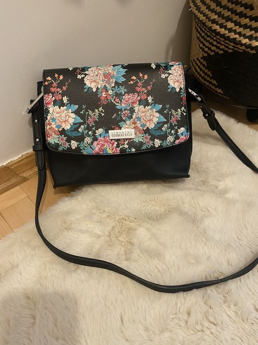Czarna torebka w kwiaty