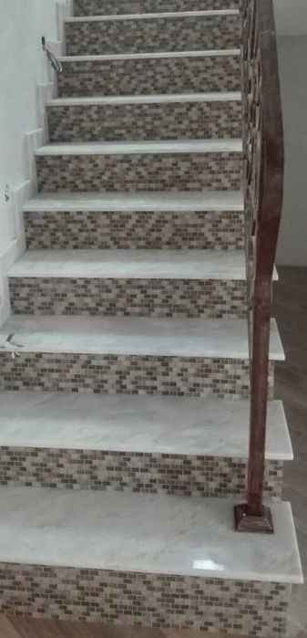 Лестница из камня (мрамор, гранит, керамогранит)