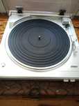 Gramofon denon oraz płyty.