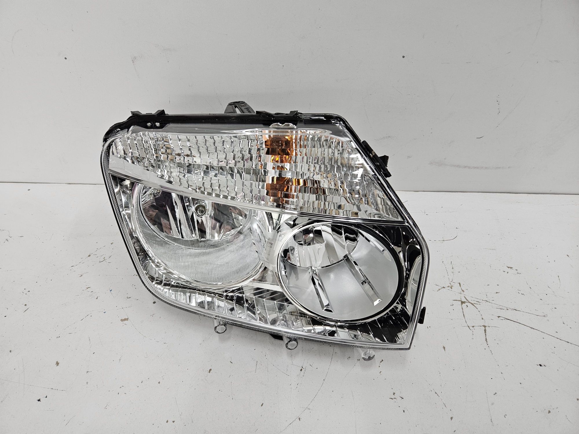 Lampa przód prawa Dacia Duster I