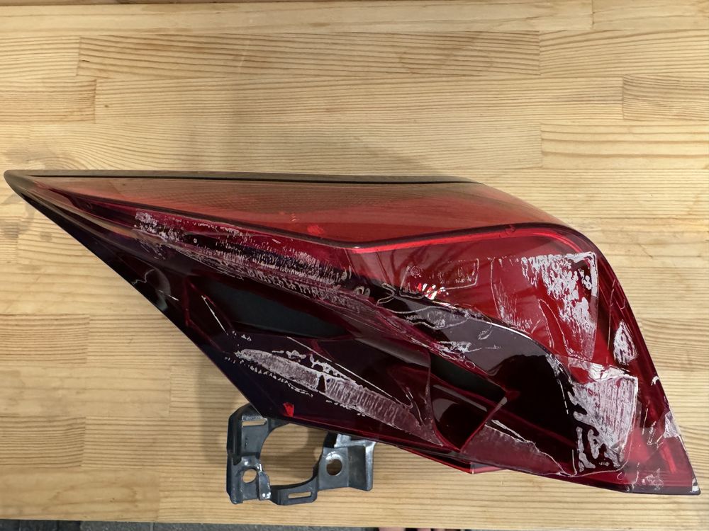 Lampa Lexus UX 2022 prawy tył uszkodzona