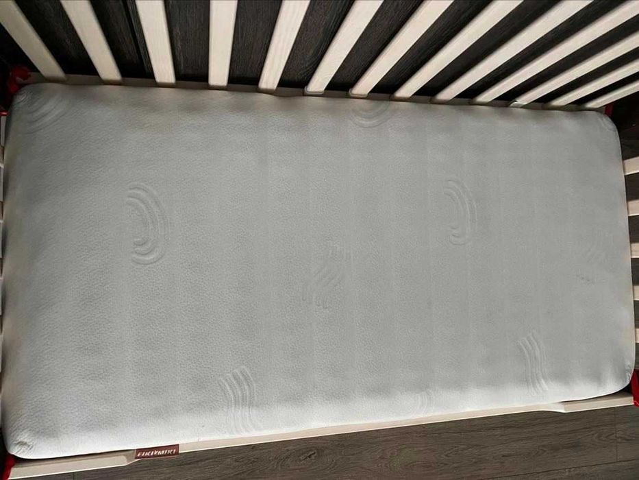 Łóżeczko z materacem