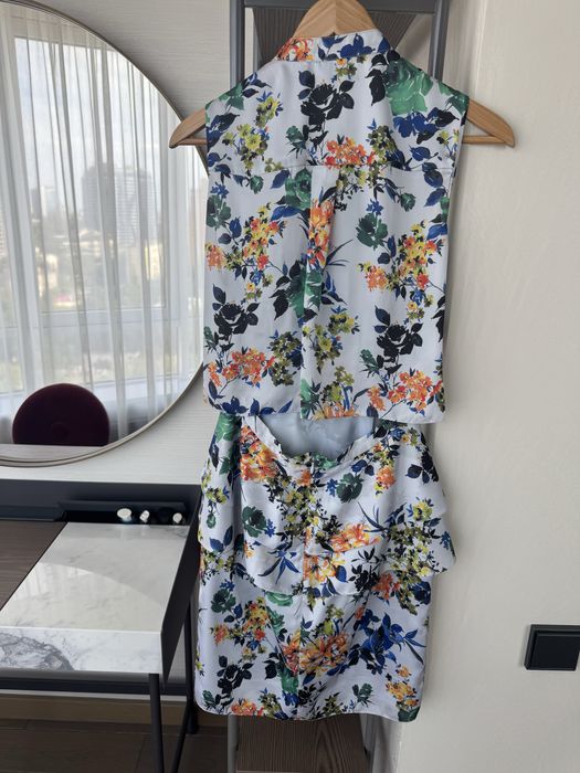 Продам шелковое платье с принтом