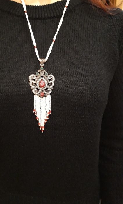 Elegante colar de estilo turco vintage pedras vermelhas e brilhantes