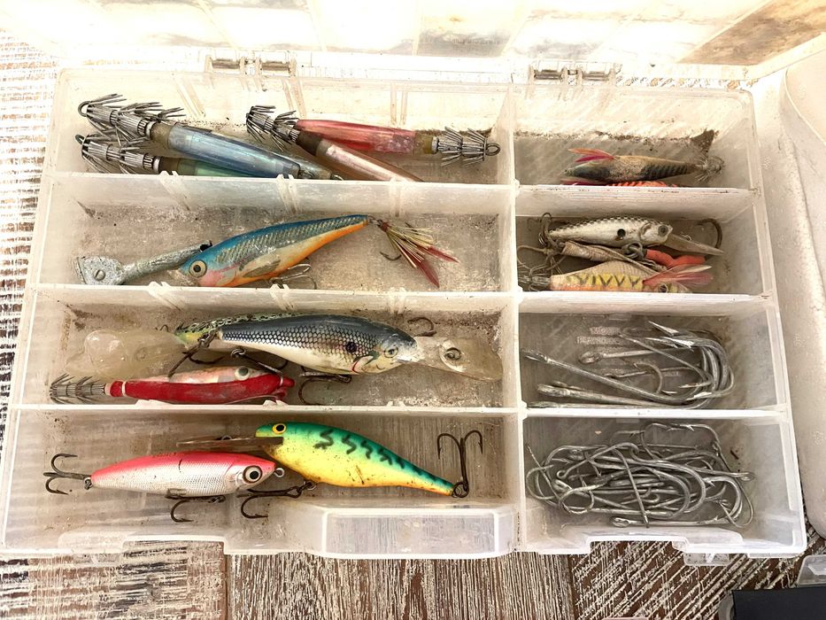 Caixas com diversos acessórios de pesca á borda e de barco usados