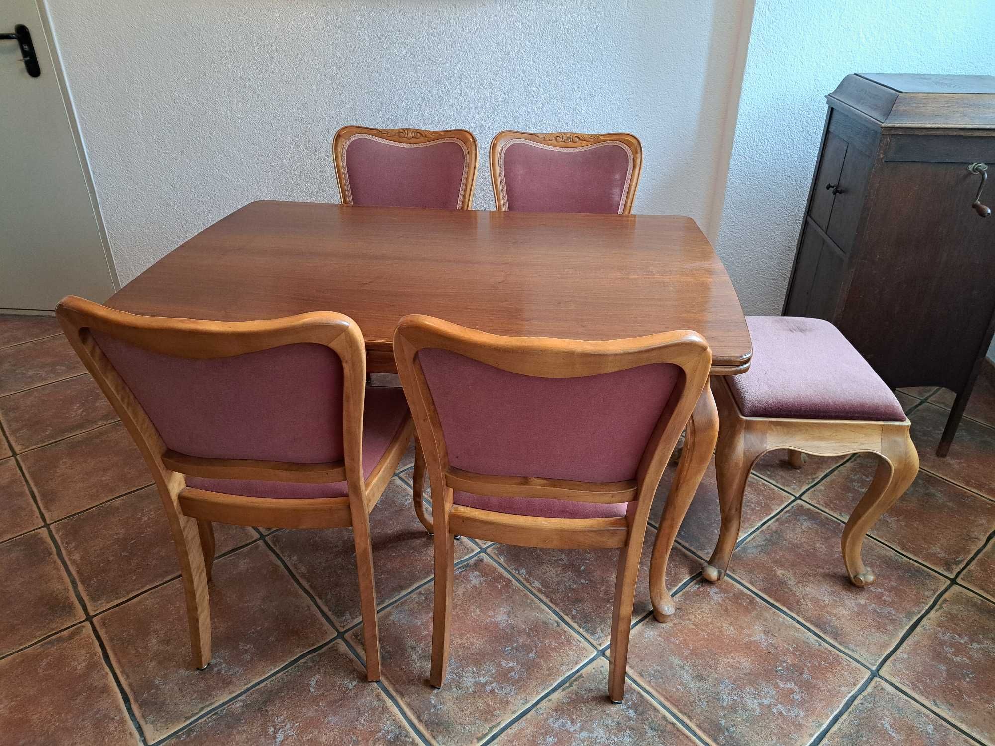 Stół rozkładany 4 krzesła, taboret tapicerowane Ludwik różowe obicie