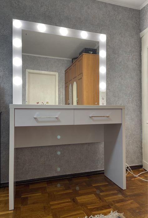 Стіл для макіяжу, візажний стіл, стіл для бровіста