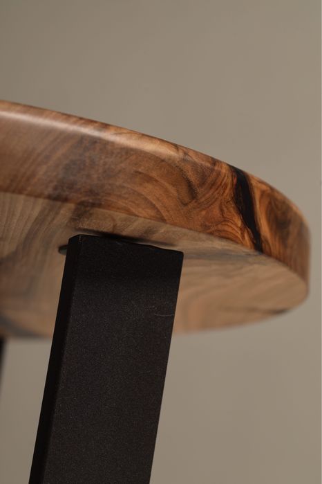 Кавовий стіл з горіху з епоксидною смолою