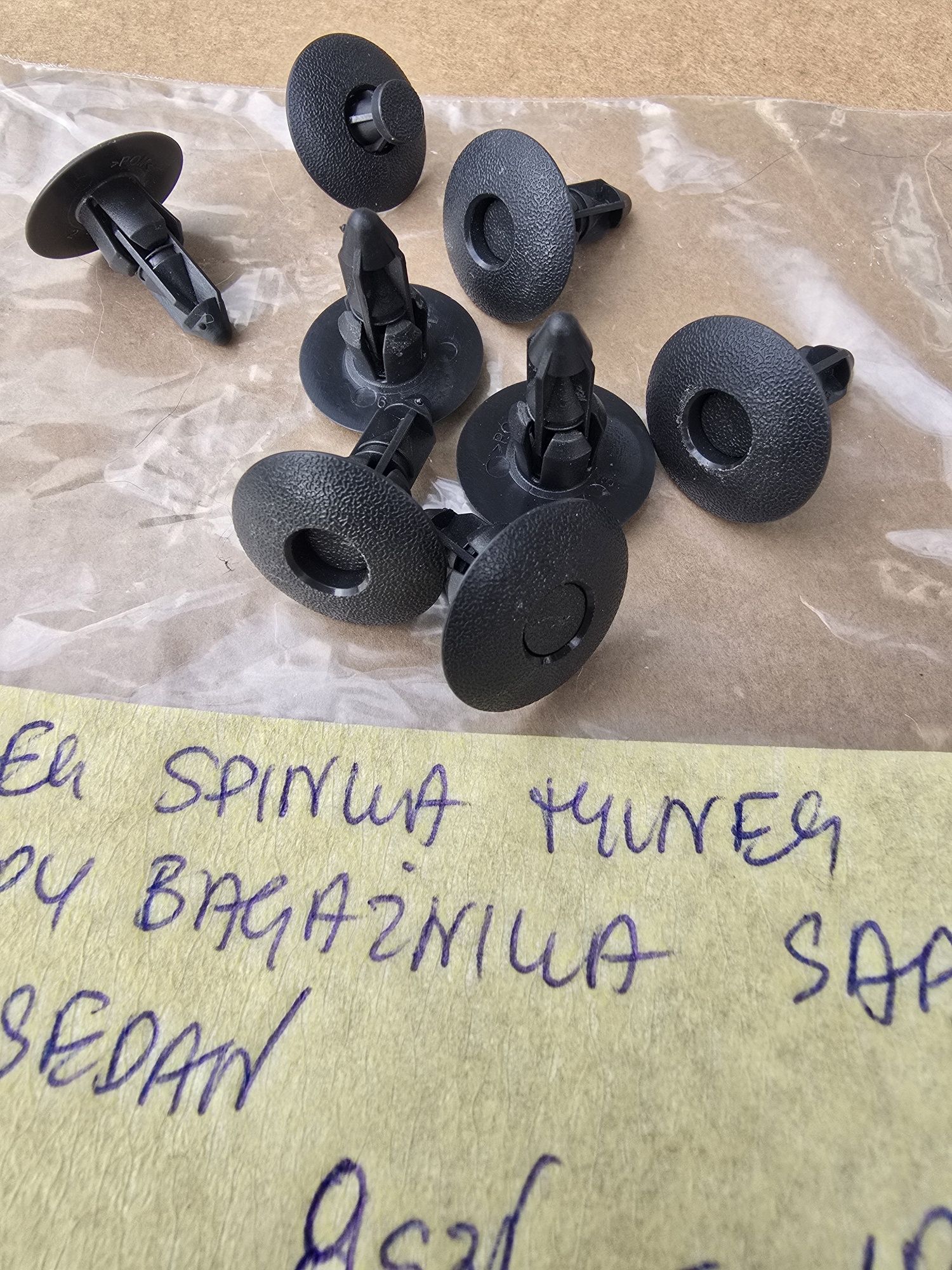 Kołek spinka tylnej klapy bagażnika Saab 93 Sedan 2005 rok