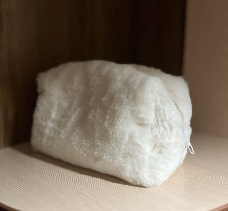 Косметичка пухнаста біла