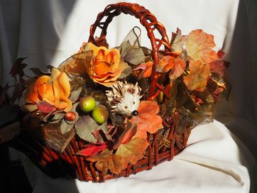Duży bukiet jesienny róze gruszki w koszyku wiklina kolekcja jesien