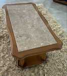 Mesa de madeira com pedra
