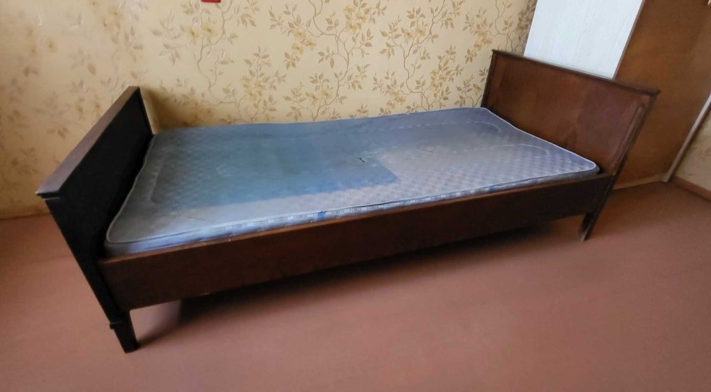 Румынская односпальная кровать из натурального дерева