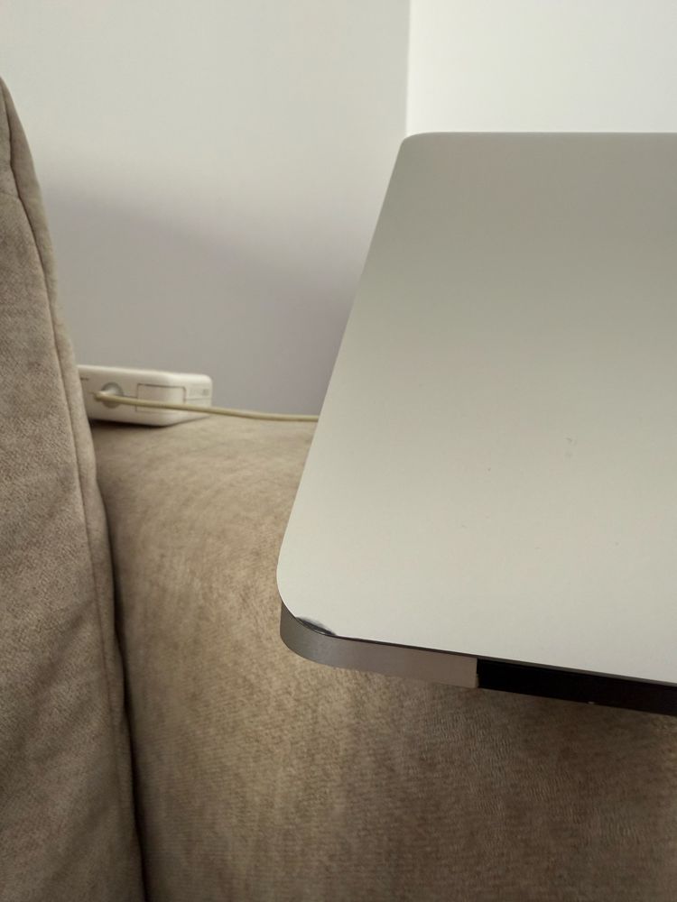 Laptop MacBook srebrny