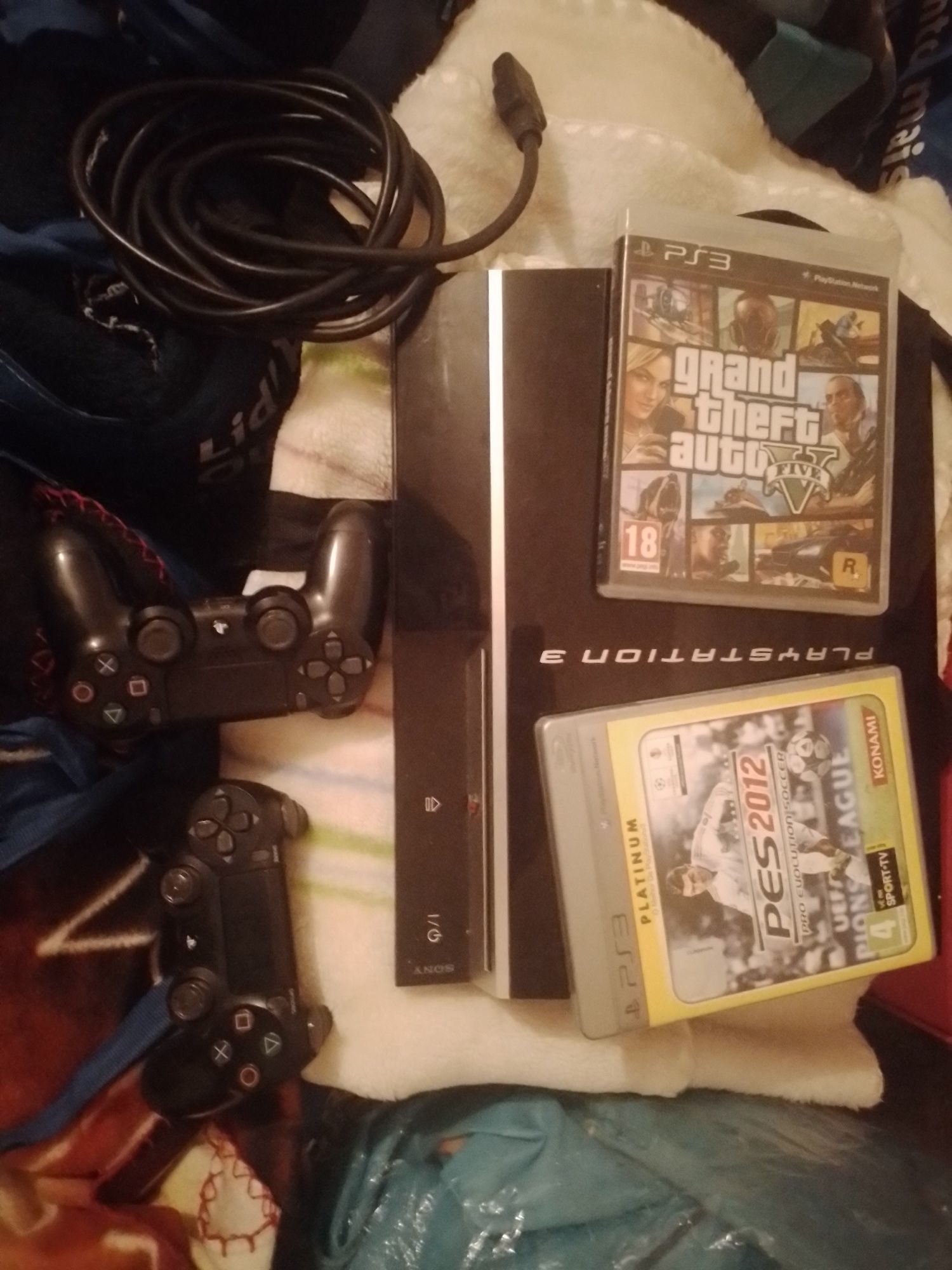 PS3 com 2 comandos e 2 jogos