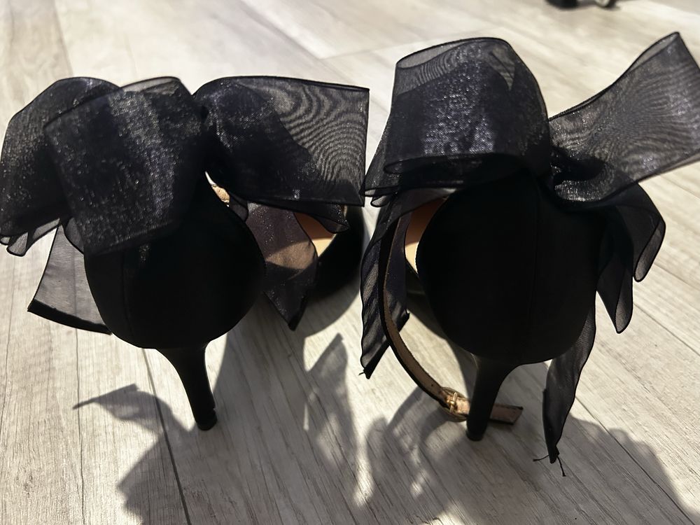 Czarne buty na obcasie