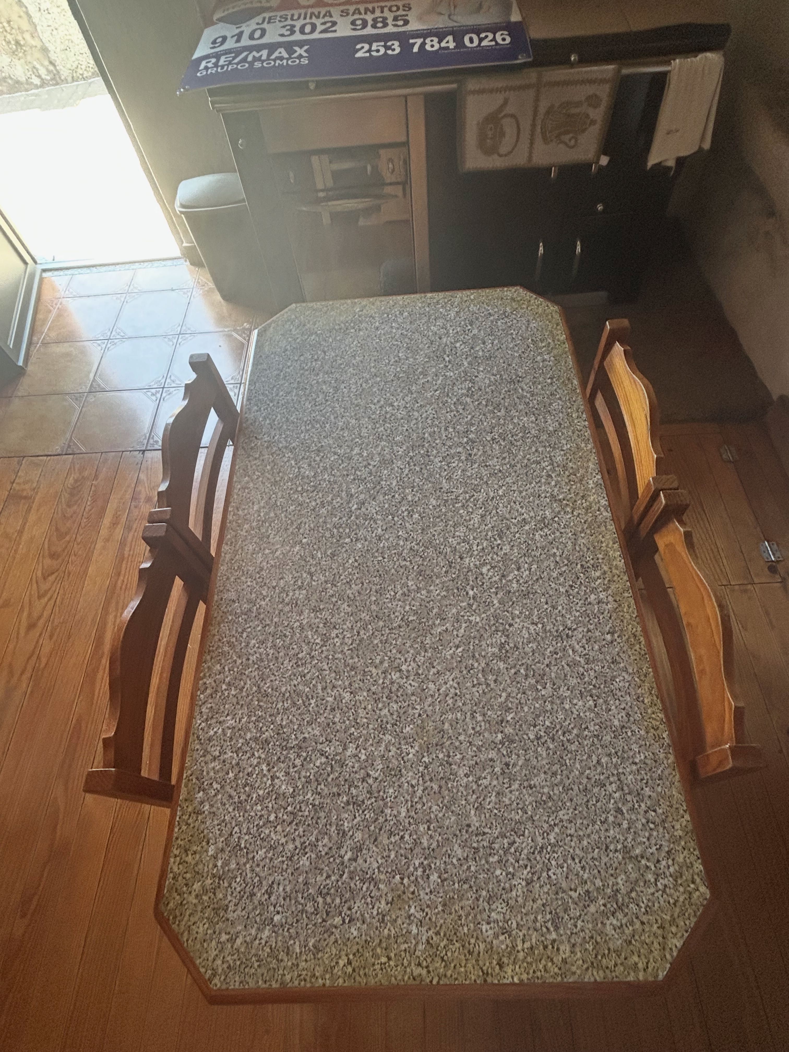 Mesa e móvel de cozinha