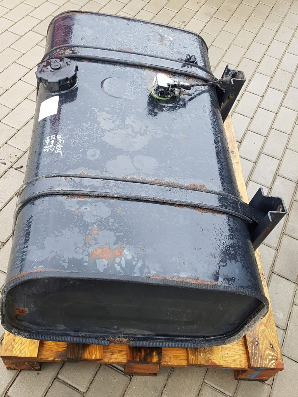 ZBIORNIK PALIWA Z ŁAPAMI MAN TGL , TGM 105X62X35CM