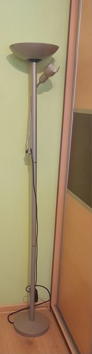 Lampa stojąca z regulacją światła