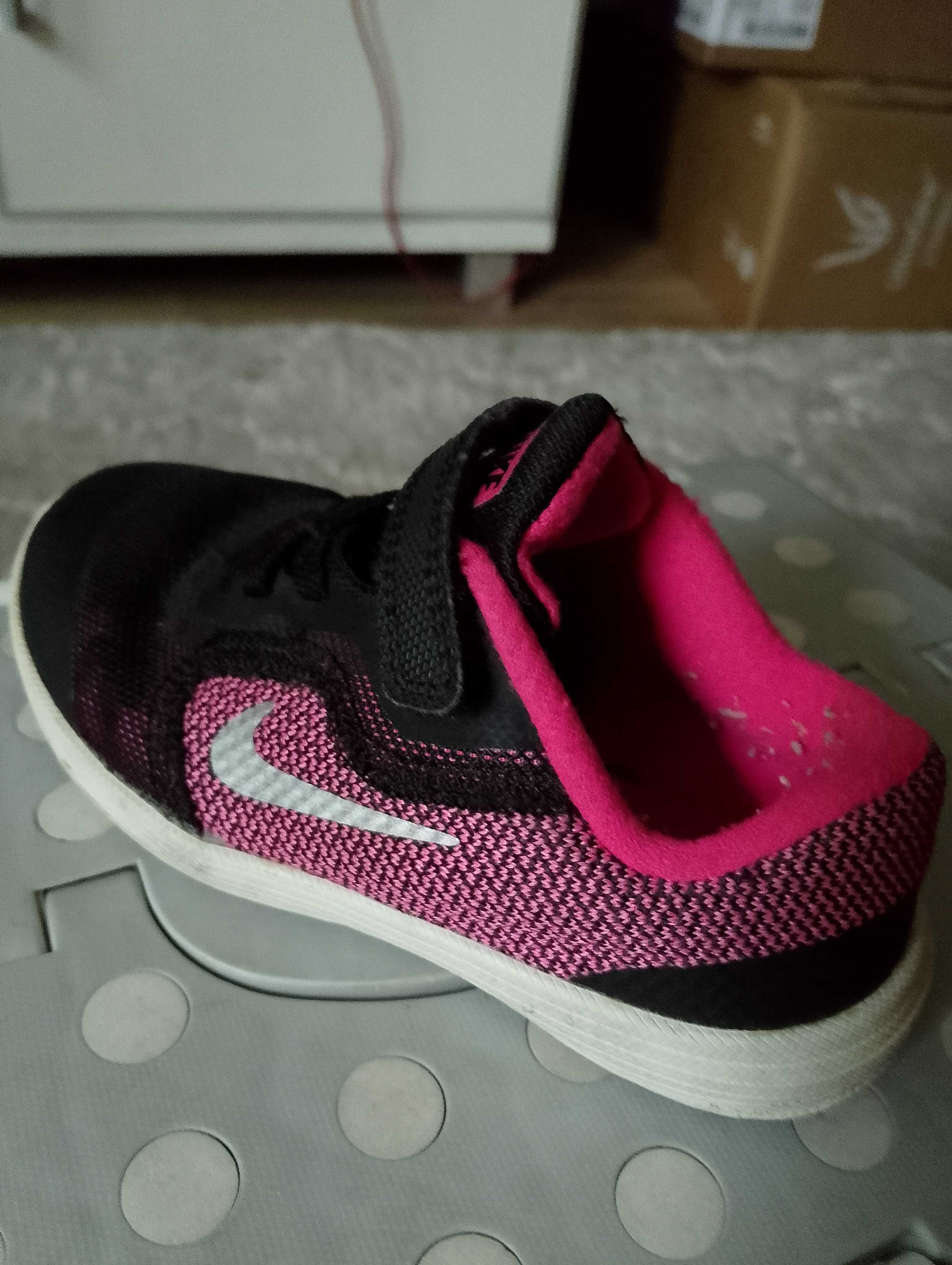 NIKE. Buty dziecięce.