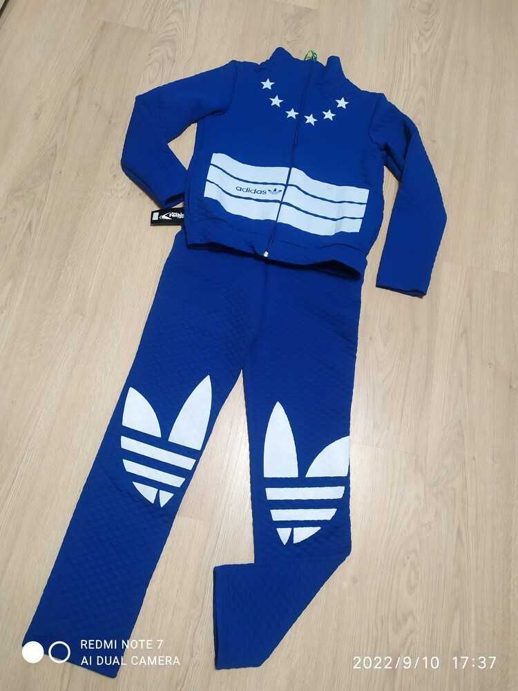 Красивый теплый костюм Adidas р.44. Новый.