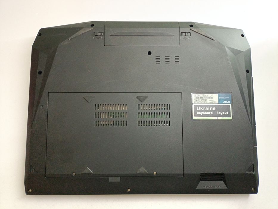 ASUS ROG G73J 17.3" i7-q720, RAM 12, hdd 1tb, video radion 1 g USA