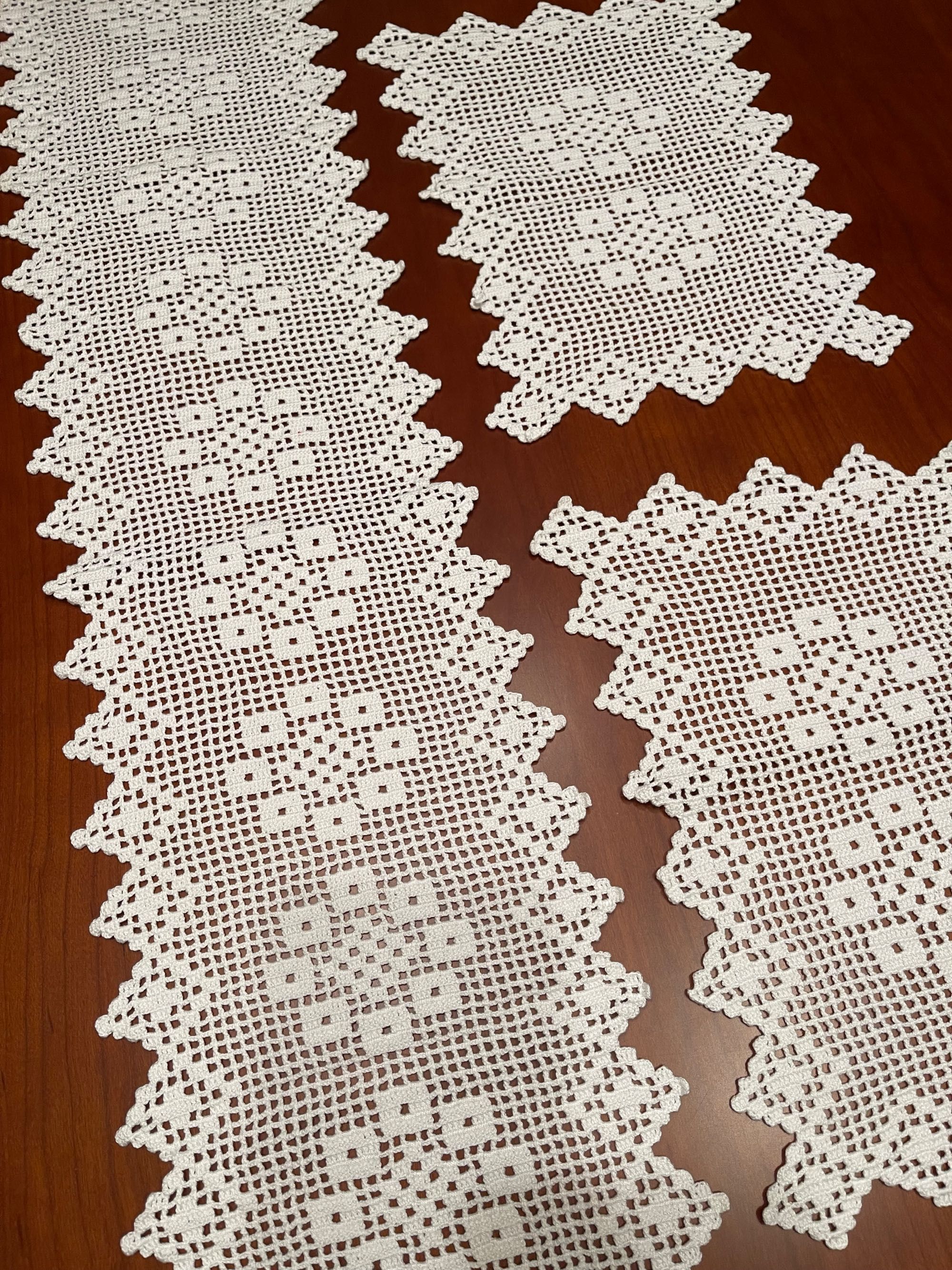 Conjunto de naperons de quarto em renda