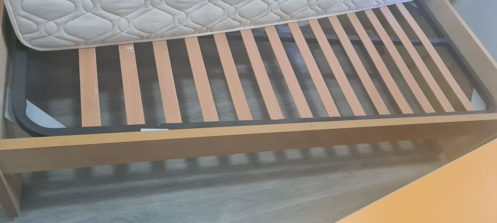 Cama dupla com dois colchões