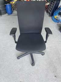 Czarny fotel biurowy