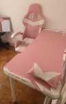 Cadeira e secretaria gaming rosa.