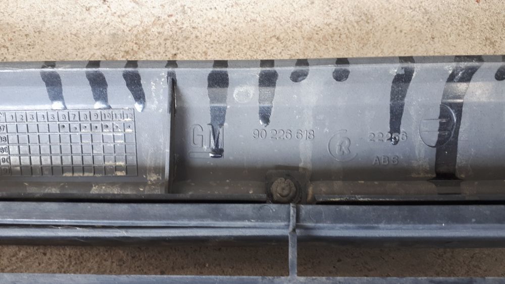 Grelha original c/ emblema GT do Opel Corsa-A GT ou GSi Mk1