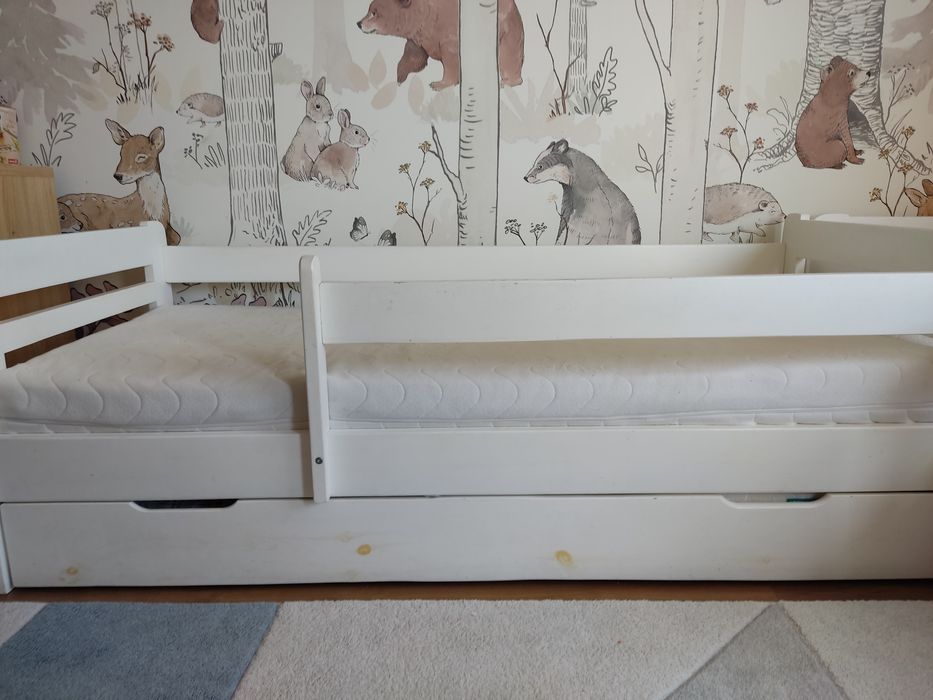 Łóżko drewniane z materacem lub bez