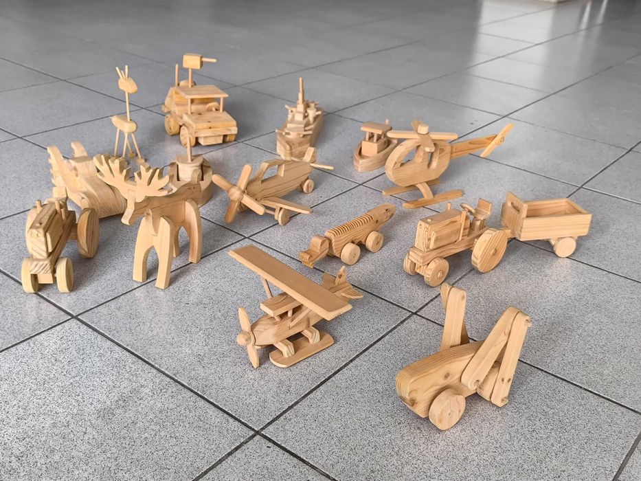 Brinquedos em madeira feitos à mão
