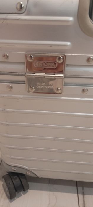 Rimowa walizka na czterech kółkach z wysuwaną rączką