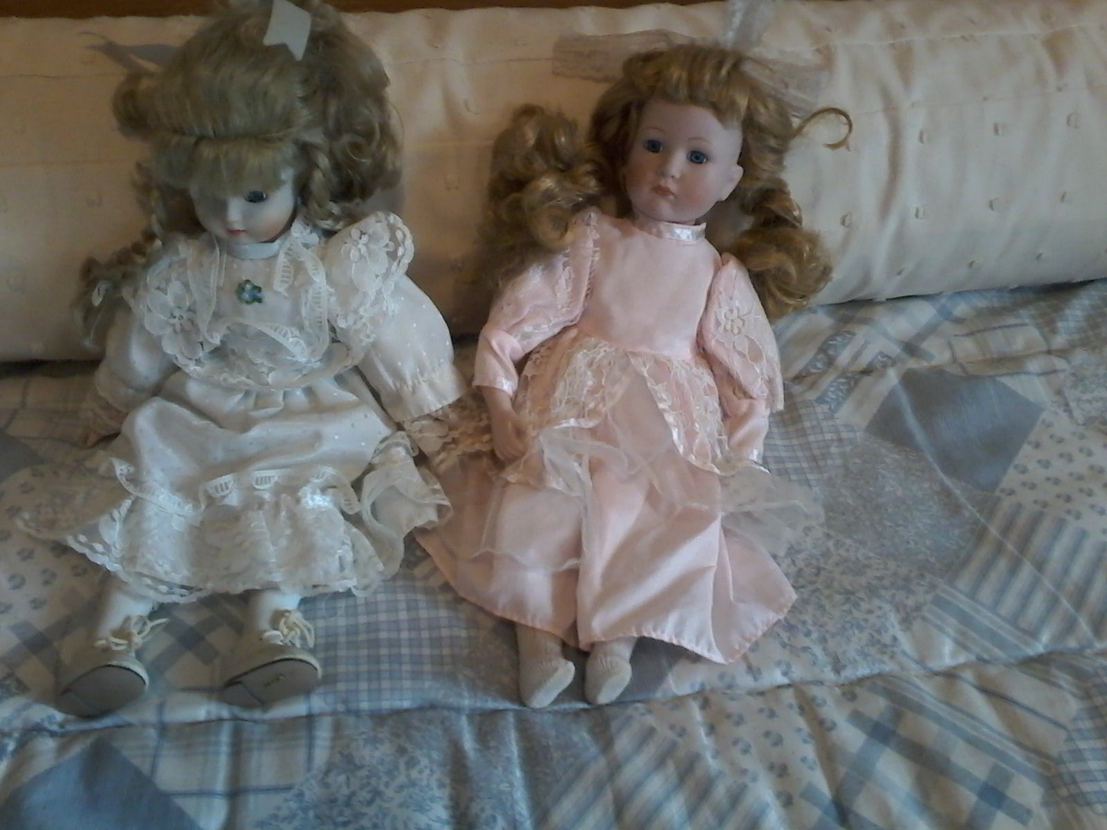 Duas bonecas de porcelana