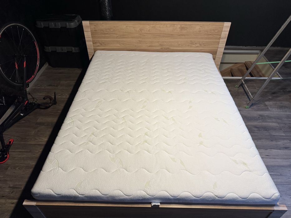 Łóżko - drewniana rama z 7strefowym materacem Aloe Vera Lux 160x200