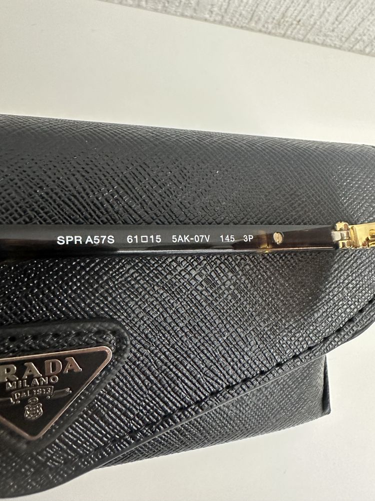 Сонцезахісні окуляри Prada