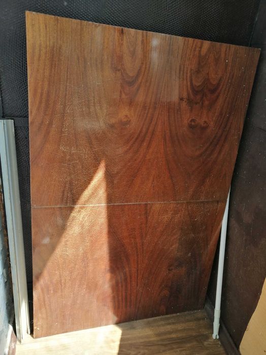 Продам дерев'яний стіл лакерований