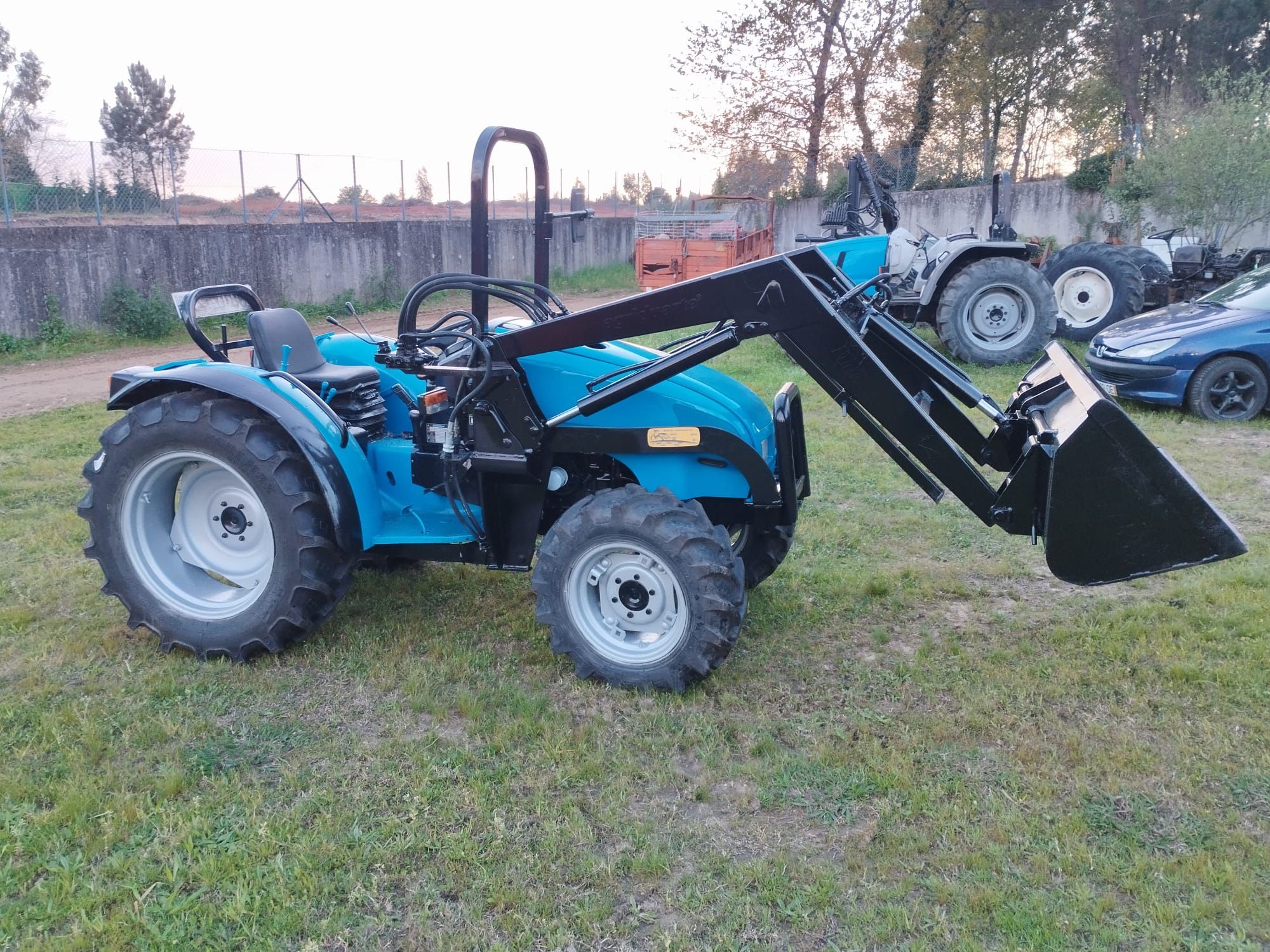 Landini Mistral 40 c/ carregador frontal c/ balde.