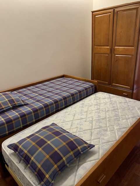 Cama de solteiro dupla, com 2 colchões (1 de gaveta)