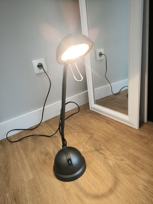 Candeeiro de mesa, c/regulação de luz e posição.Impecável. Negociável.