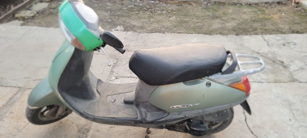 Скутер Honda Lead 100