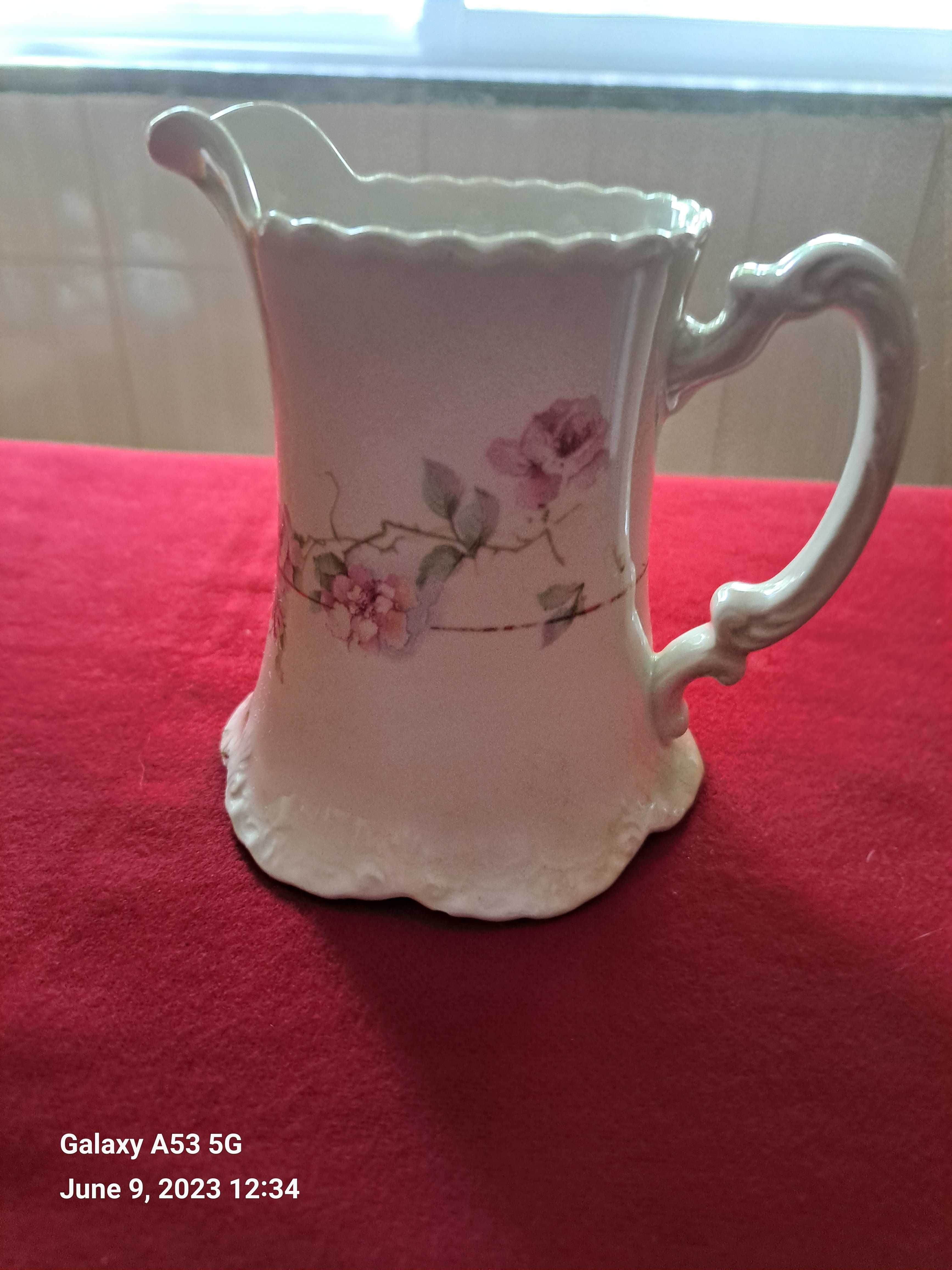 Peças em porcelana (porta joias, máscara de Veneza, potes, terrina)