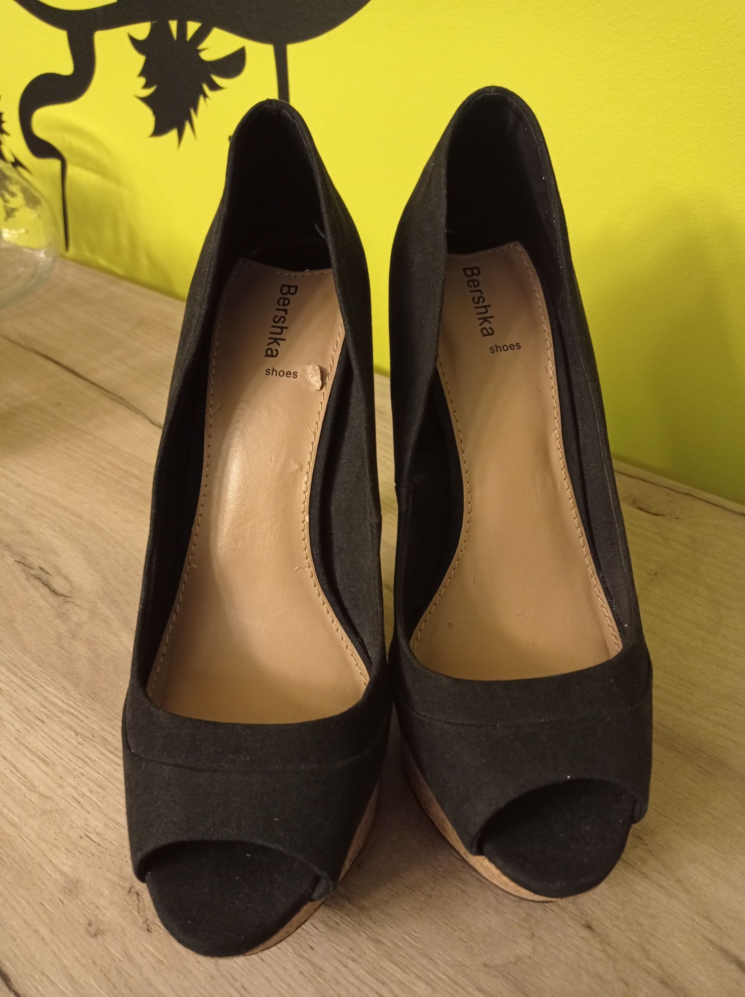 Buty damskie na obcasie Bershka